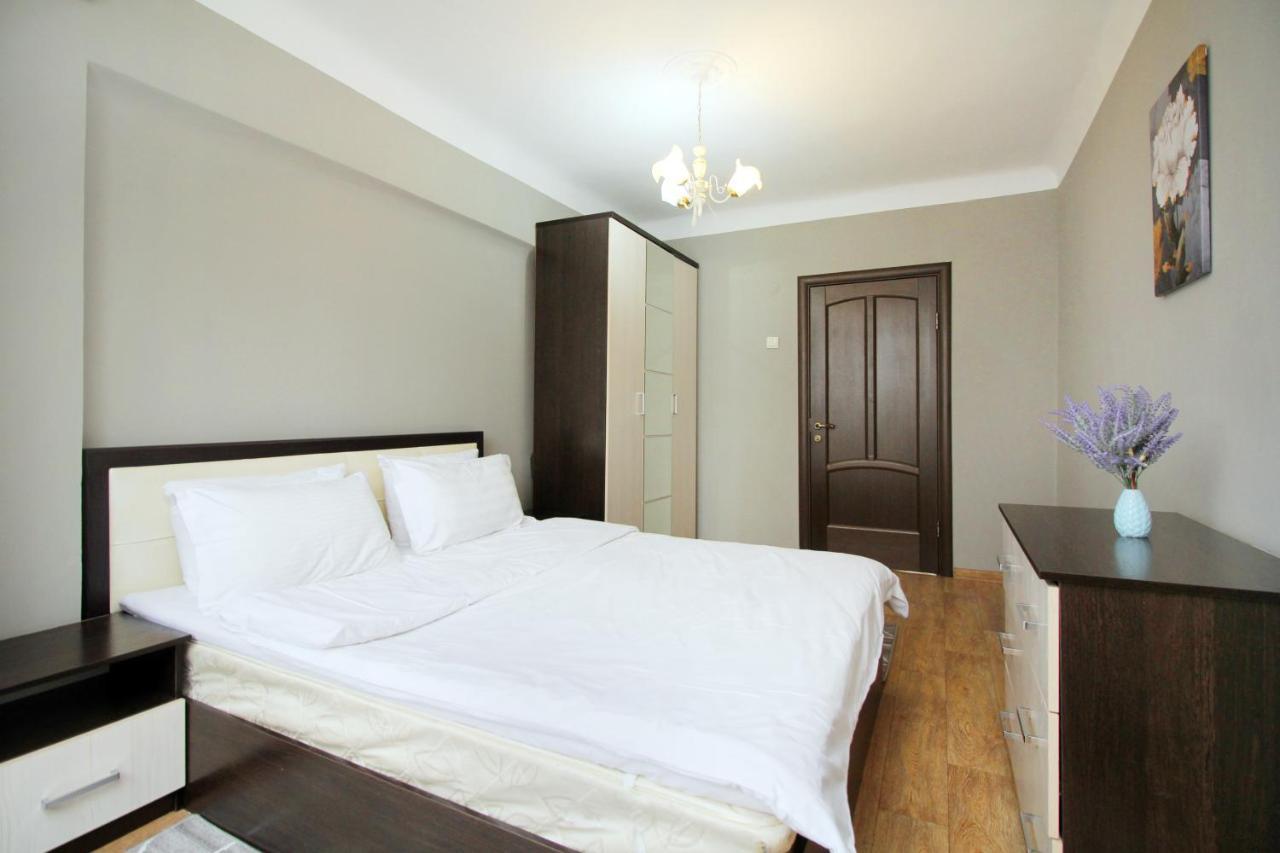 Spacious Central Apartment Almaty Exterior foto