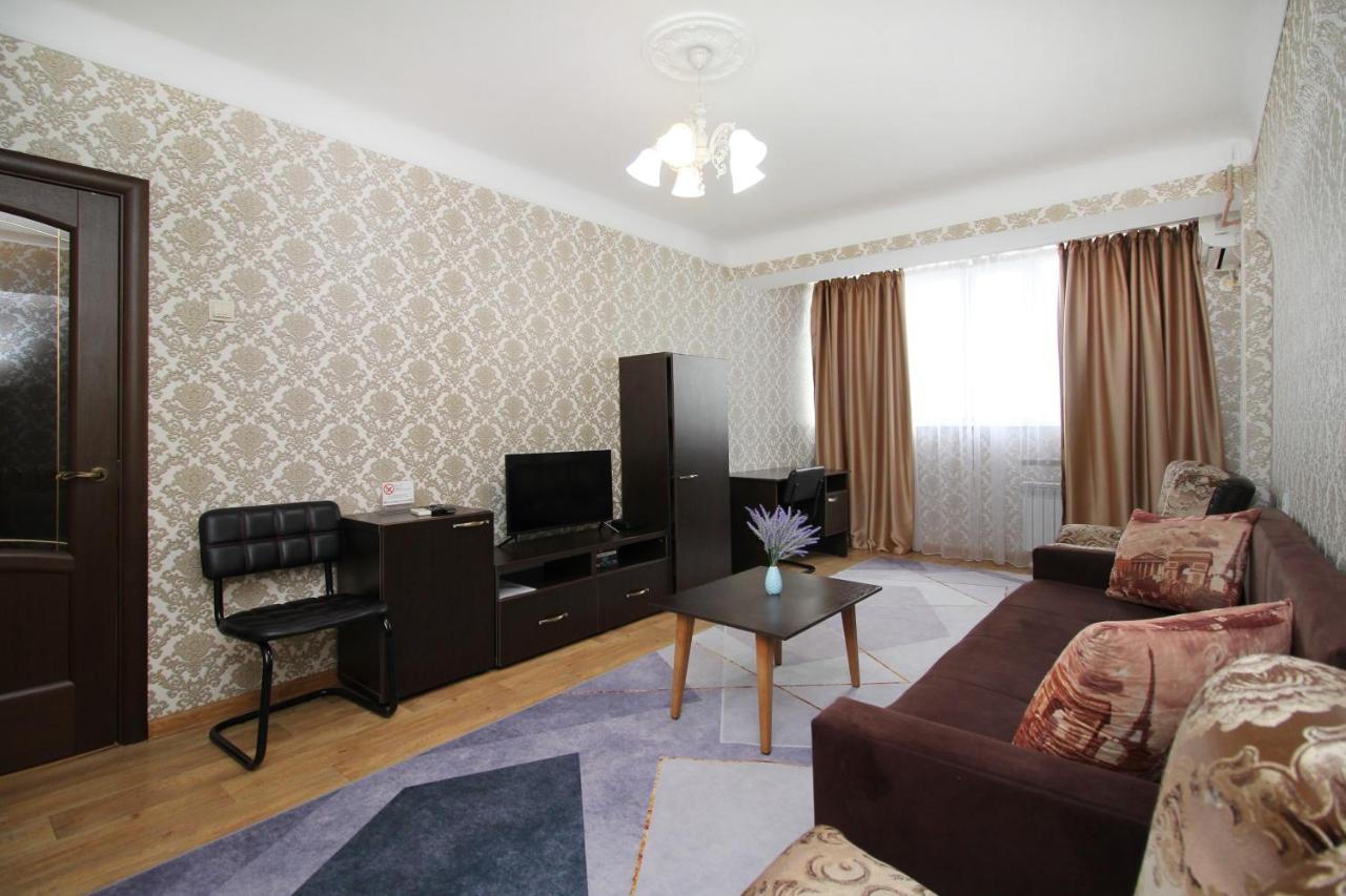 Spacious Central Apartment Almaty Exterior foto
