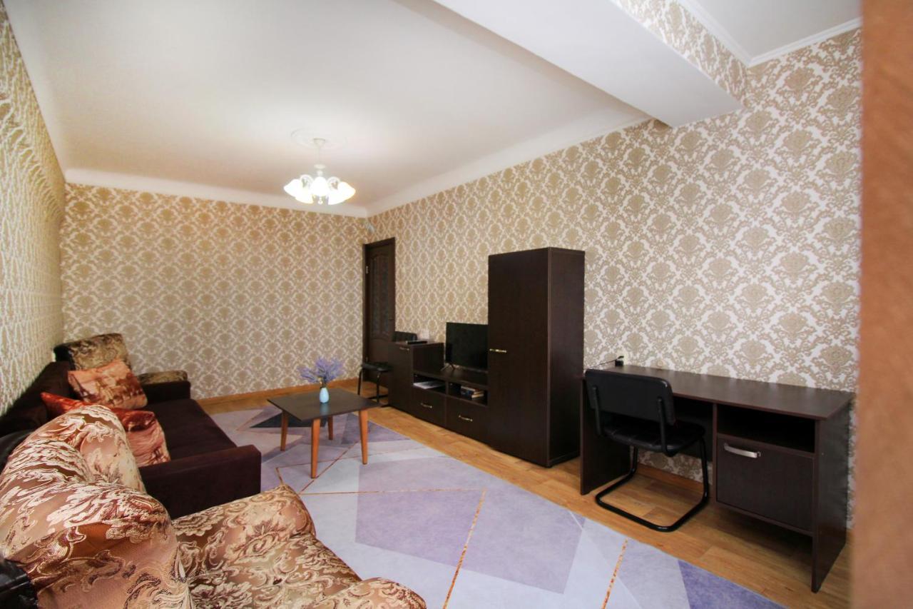 Spacious Central Apartment Almaty Exterior foto